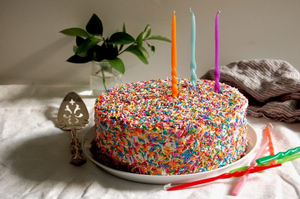 how to decorate a cake with sprinkles