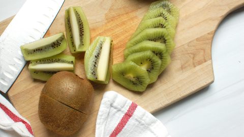 how to cut a kiwi