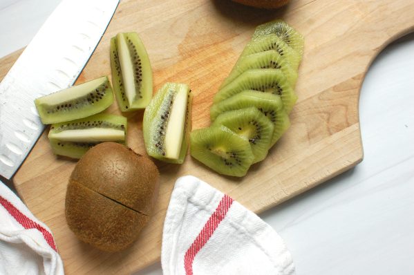 how to cut a kiwi