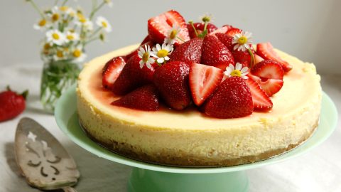 strawberry cheesecake recipe with fresh strawberry topping