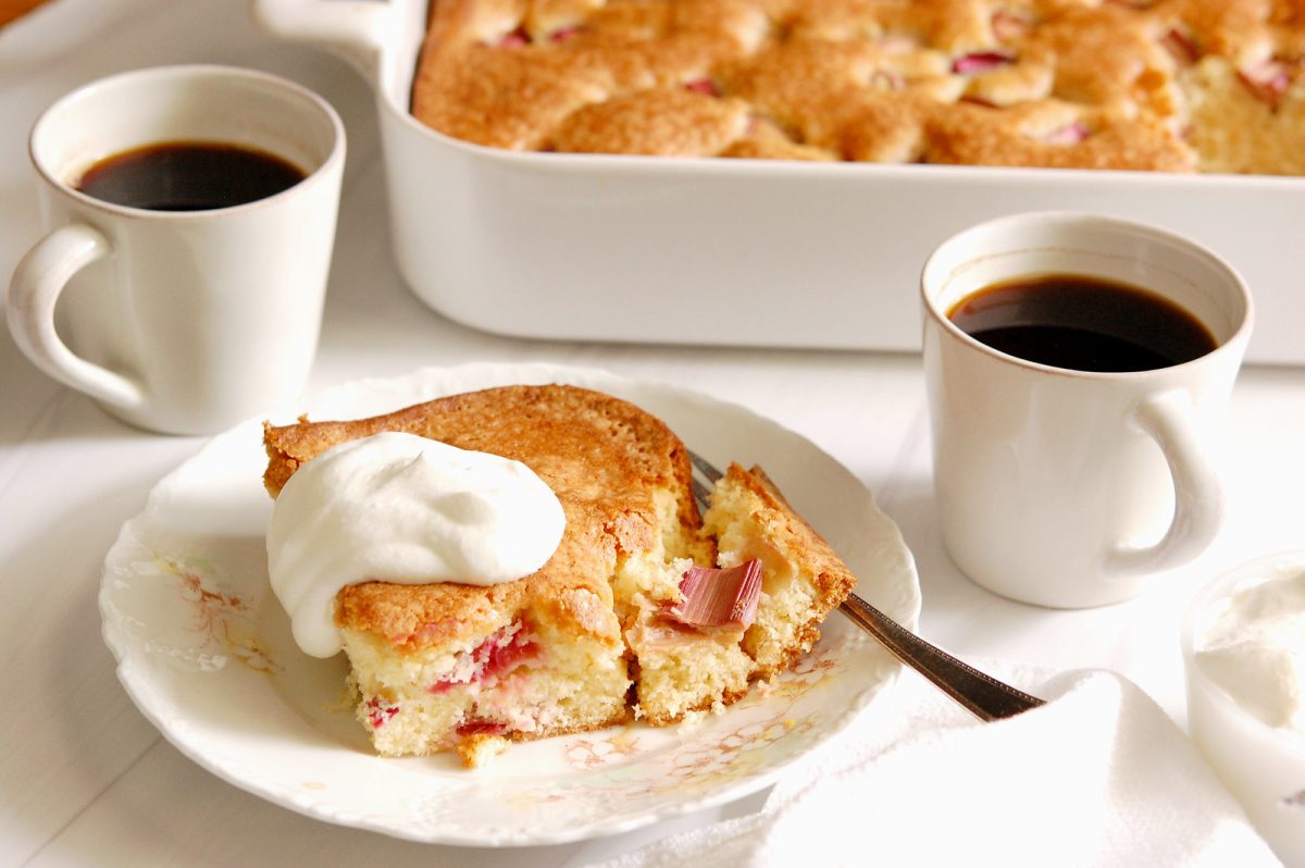 easy rhubarb cake recipe