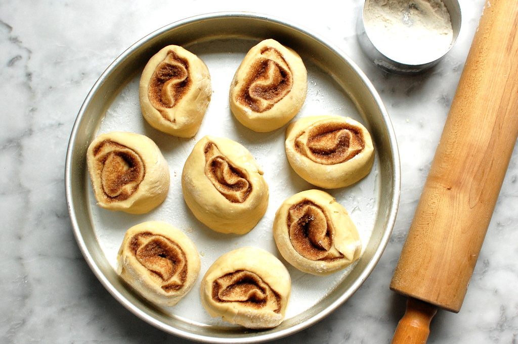 cut cinnamon rolls in cake pan before they rise and bake