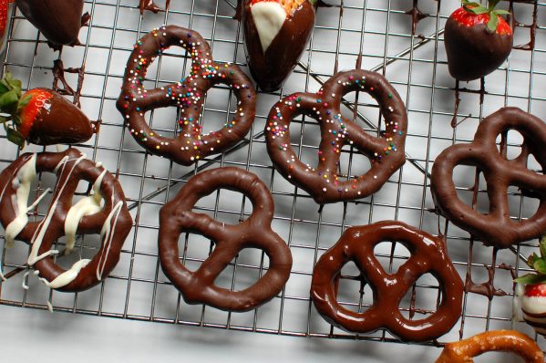 how to make chocolate covered pretzels at home